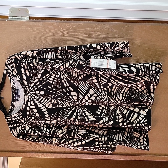 Jones New York Tops - Jones New York  top w/geometric design, round neckline, 3/4 sleeves